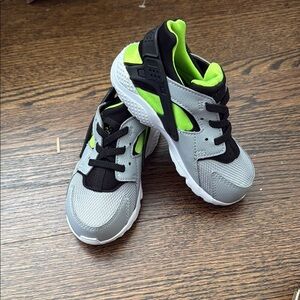 Nike Black and Gray Sneakers Modern Athletic Design